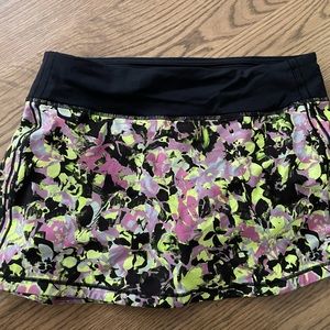 Size 6 Excellent condition only worn 2 times.